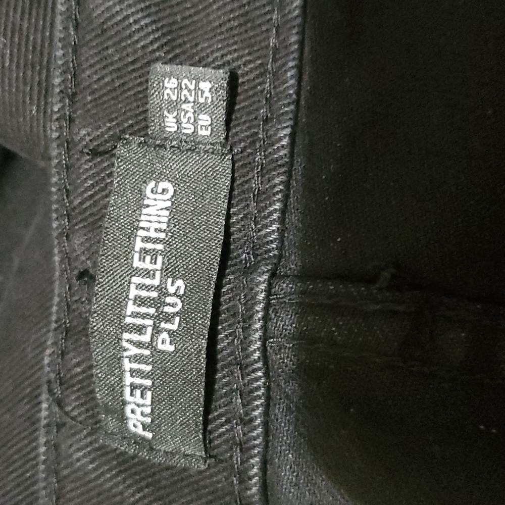 NWOT PrettyLittleThing Black High Rise Ripped Jeans - Picture 4 of 11